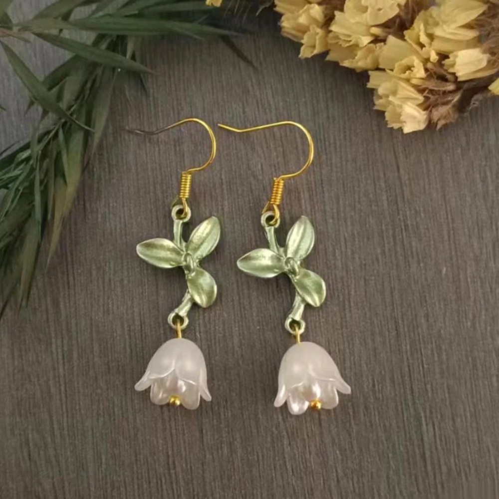 NEW Delicate Flower dangle Earrings Fairycore White & Gold color - Boutique